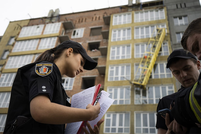 У Хмельницькому слідчі встановлюють обставини падіння будівельної фасадної люльки з робітниками ФОТО