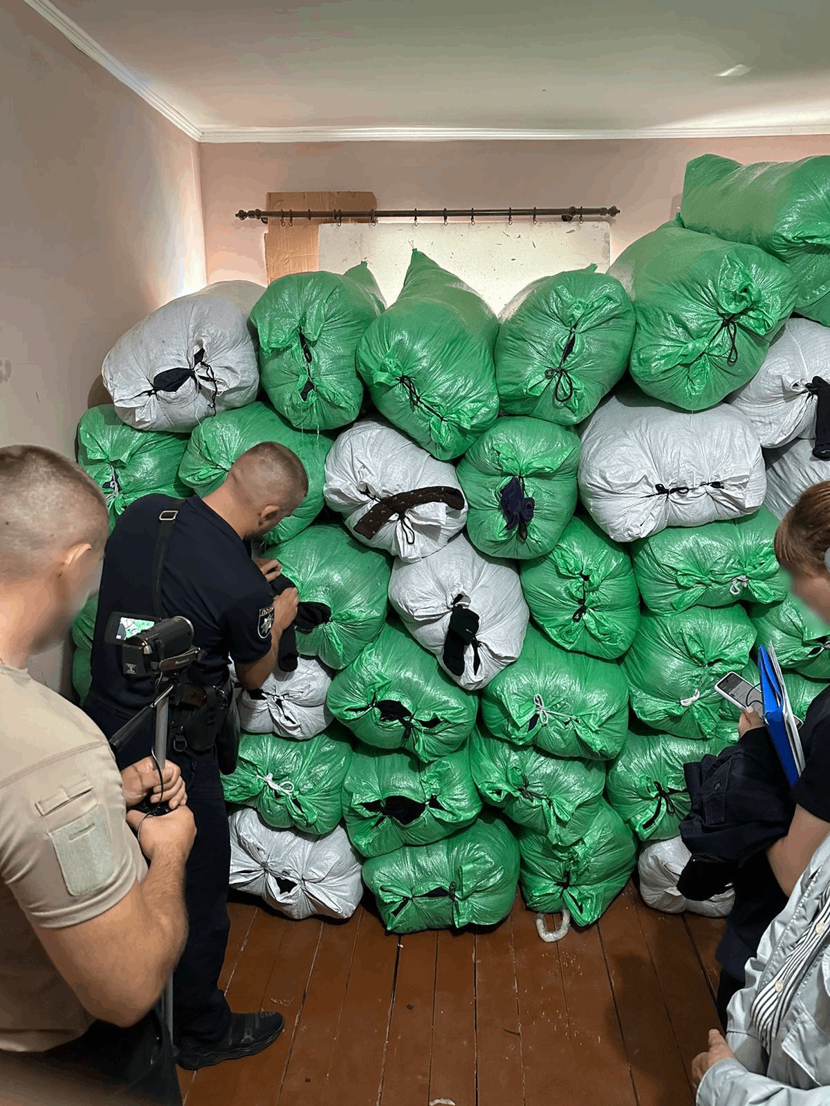 На Закарпатті поліція викрила підпільний цех з пошиття псевдобрендового одягу