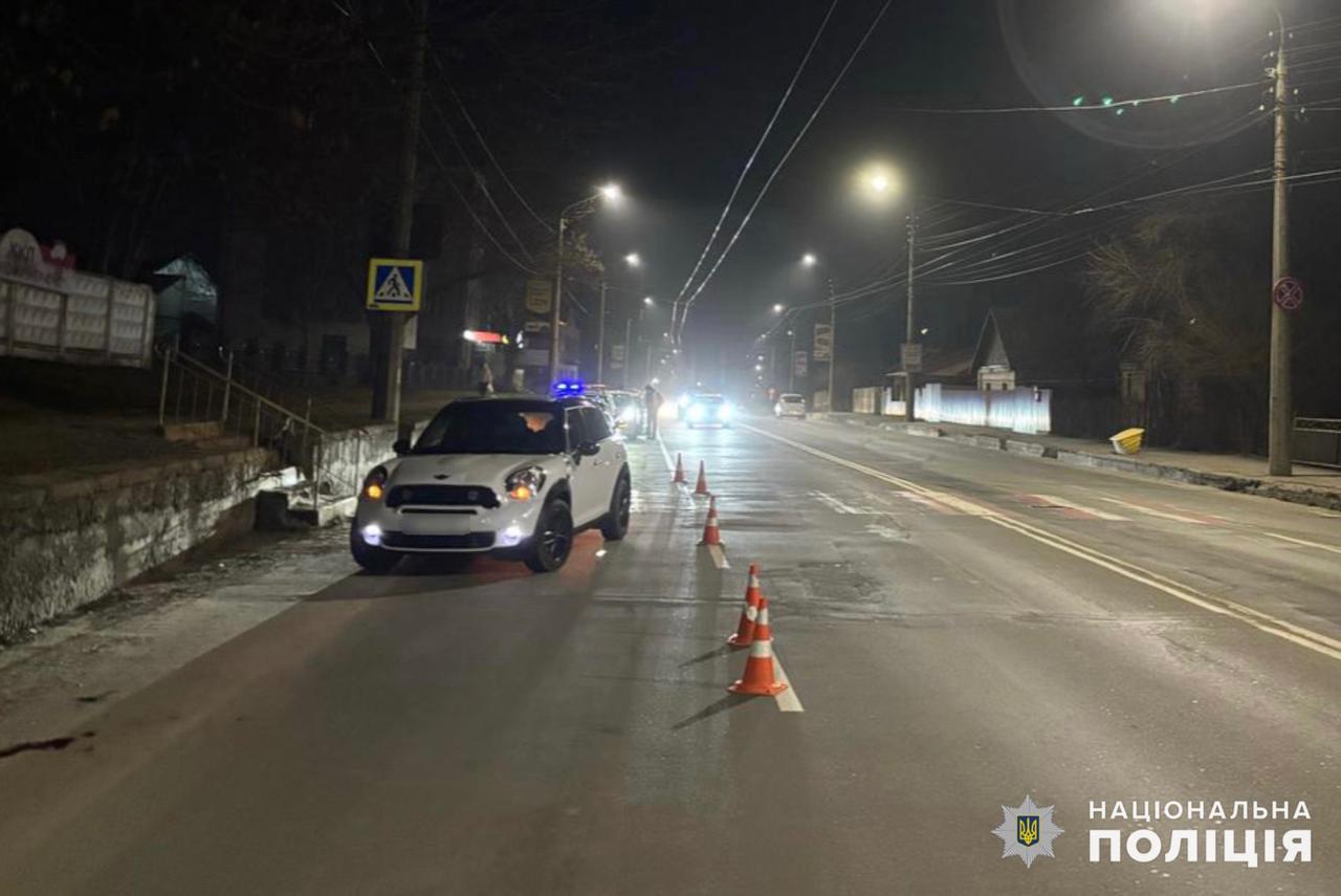 У Хмельницькому автомобіль «Mini Cooper» зніс чоловіка з пішохідного переходу